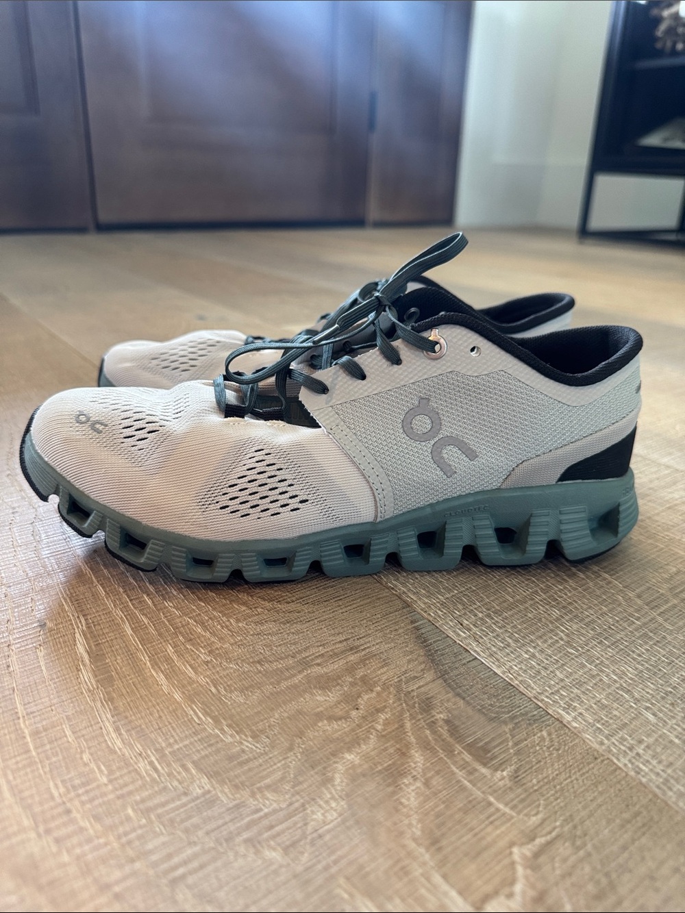 On Running Cloud Women’s cloud x Light Gray with Sage Green Sole Athletic Shoes - Picture 12 of 12